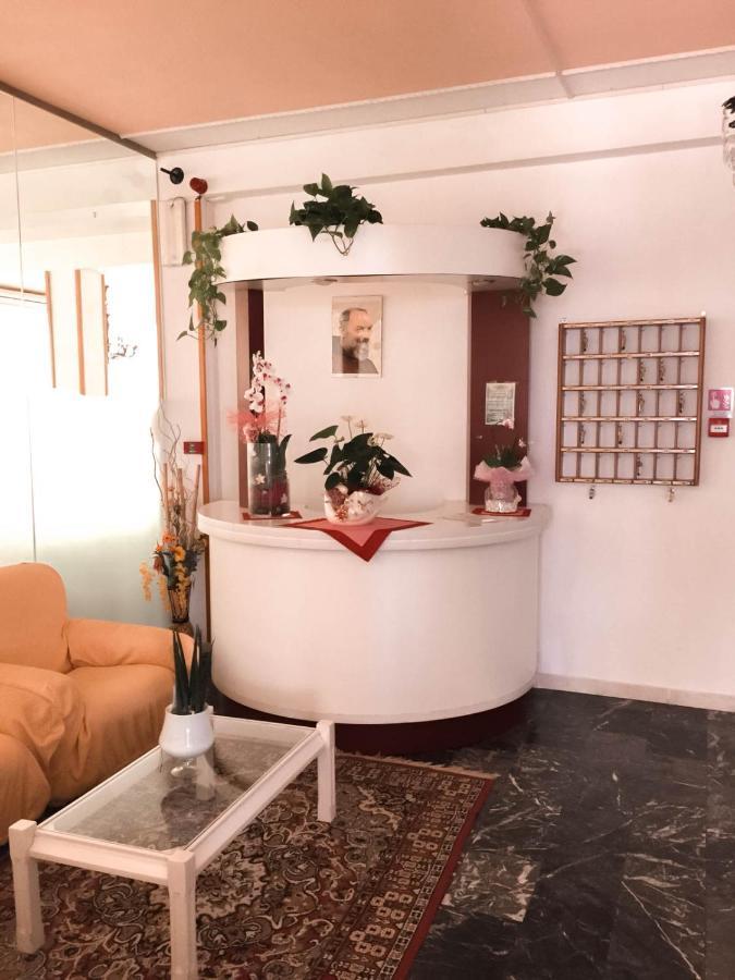 Hotel Zeus تّشيرفييا المظهر الخارجي الصورة